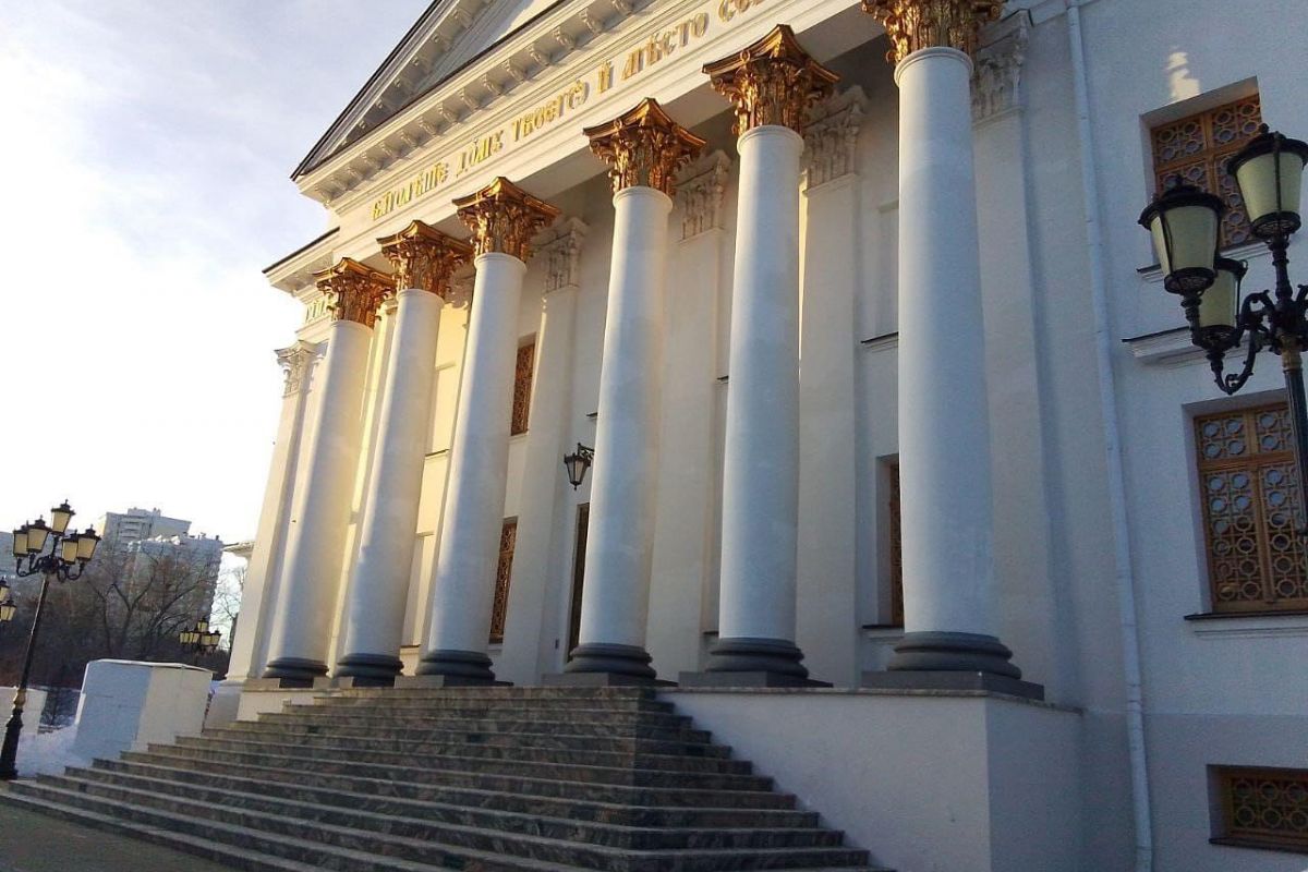 Тур в Екатеринбург из Тюмени (Ново-Тихвинский монастырь, музей Камнерезного и ювелирного дела, мастер-класс, обзорная, завтрак и обед.)
