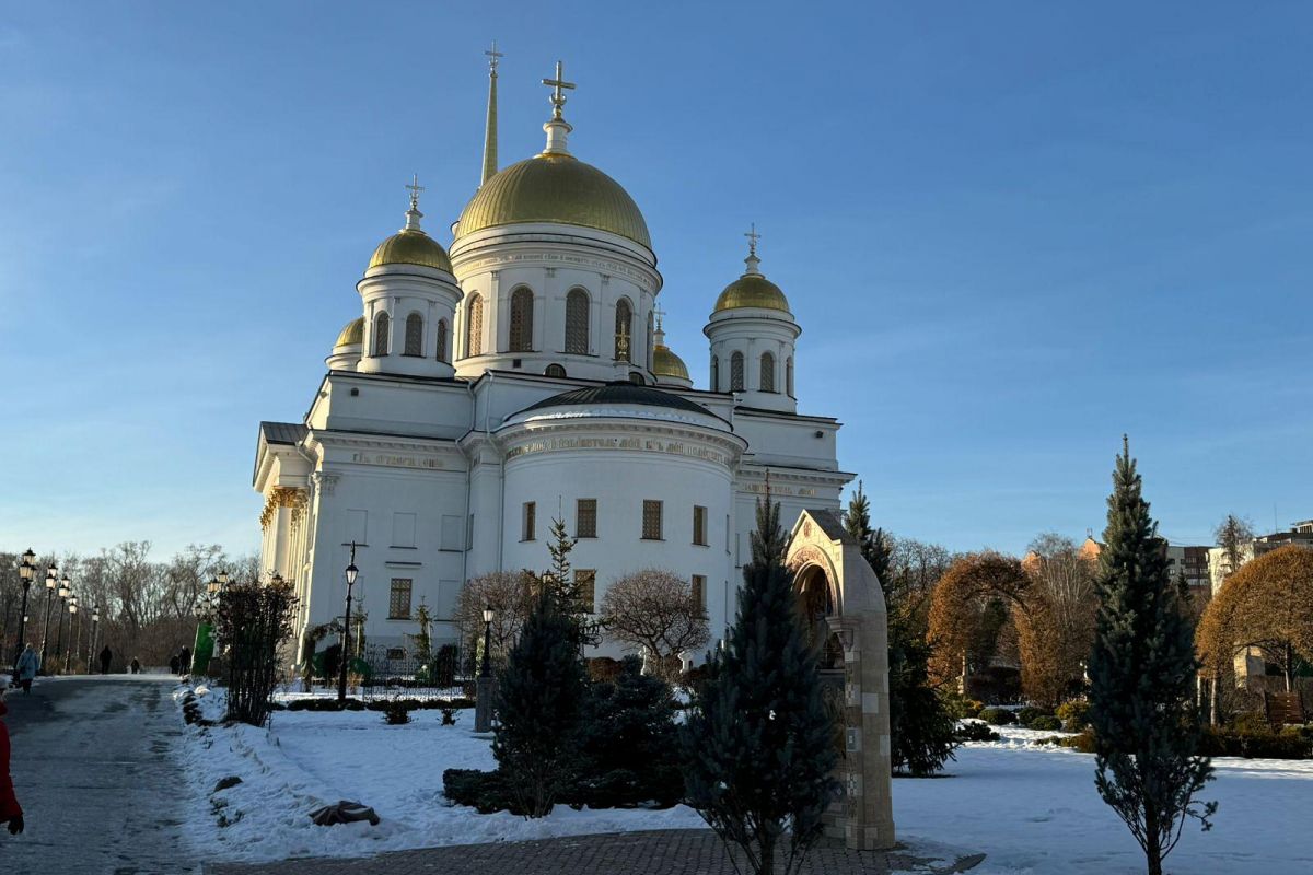 Тур в Екатеринбург из Тюмени (Ново-Тихвинский монастырь, музей Камнерезного и ювелирного дела, мастер-класс, обзорная, завтрак и обед.)