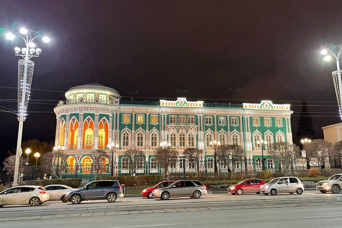 Тур в Екатеринбург из Тюмени (Ново-Тихвинский монастырь, музей Камнерезного и ювелирного дела, мастер-класс, обзорная, завтрак и обед.)