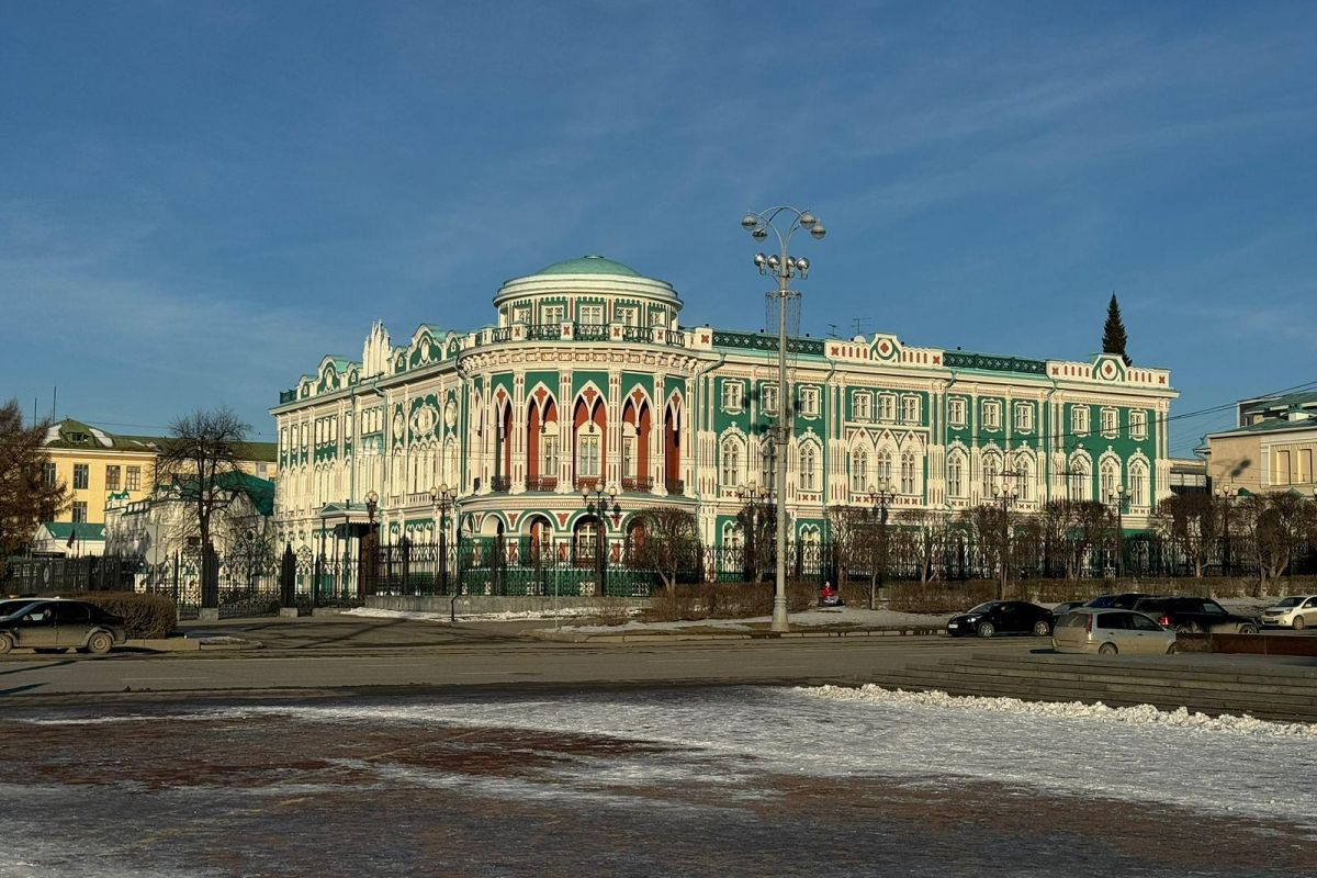 Тур в Екатеринбург из Тюмени (Ново-Тихвинский монастырь, музей Камнерезного и ювелирного дела, мастер-класс, обзорная, завтрак и обед.)